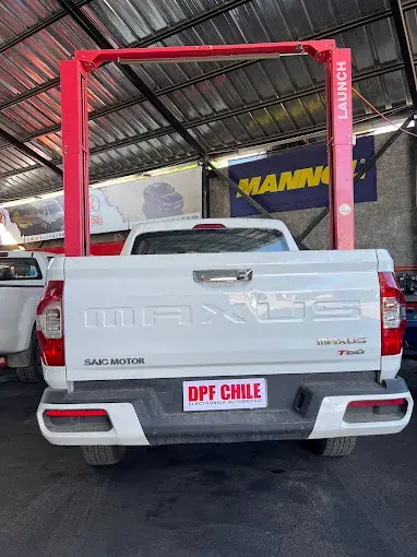 Desmonte técnico de filtro DPF en elevador Launch de 4 toneladas