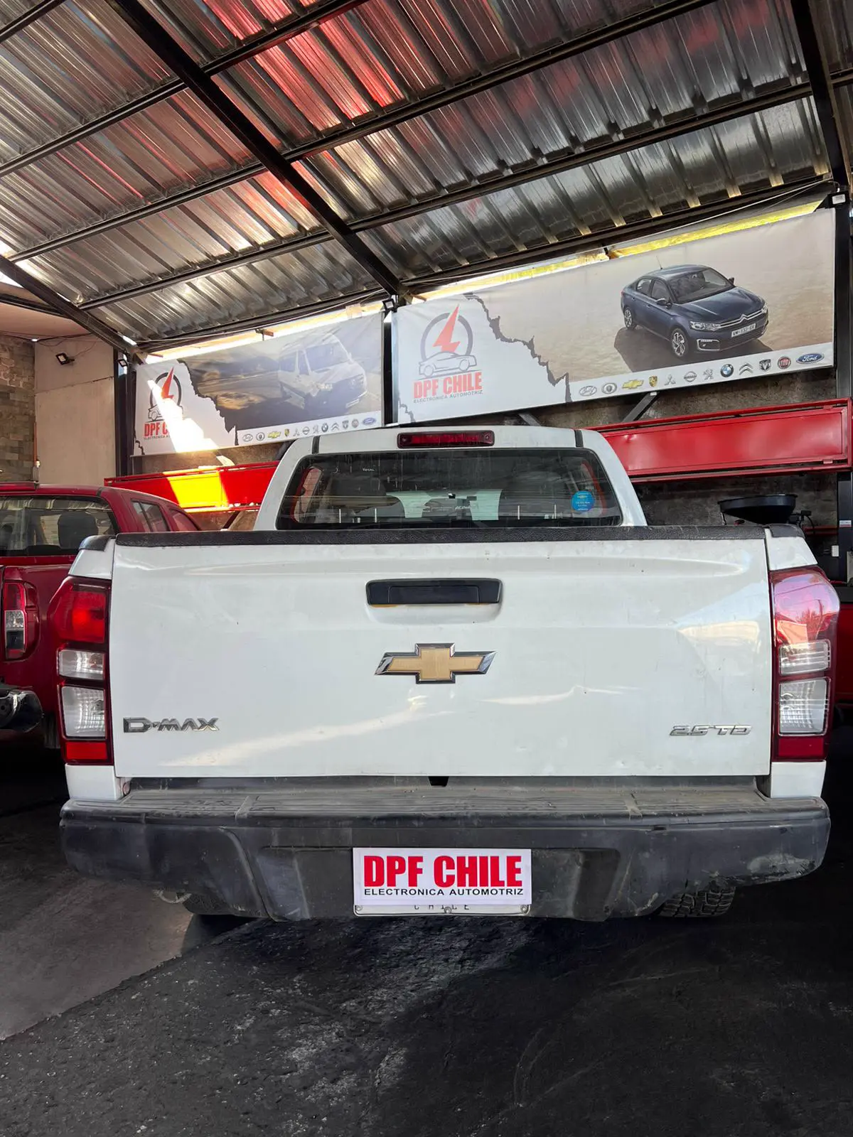Camioneta diésel de faena y trabajo pesado en mantención de sistema de emisiones.