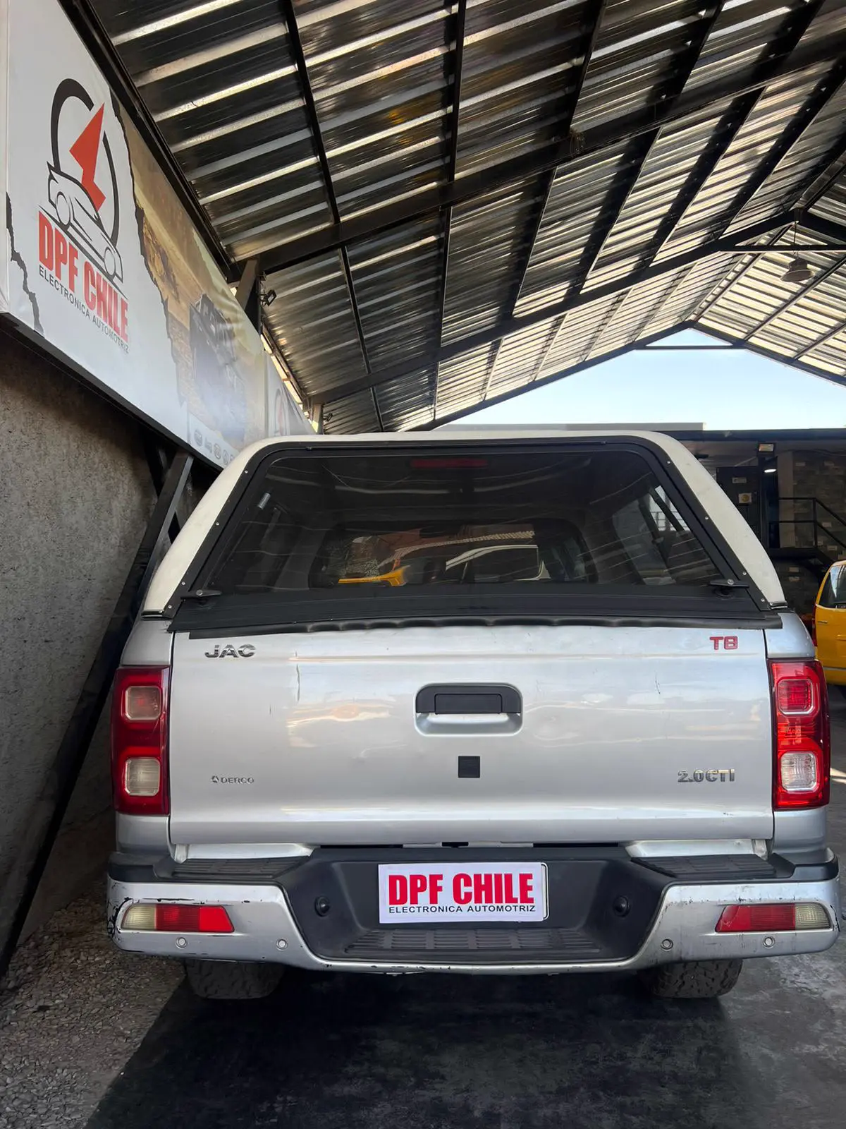 Sedán diésel de alta eficiencia con capó abierto para inspección de sensores de escape.