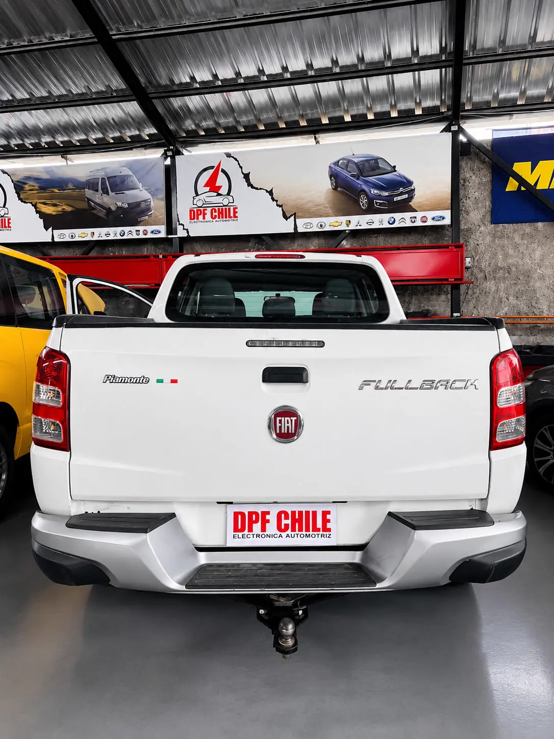 Pickup Fiat Fullback diésel atendida en bahía techada del taller.