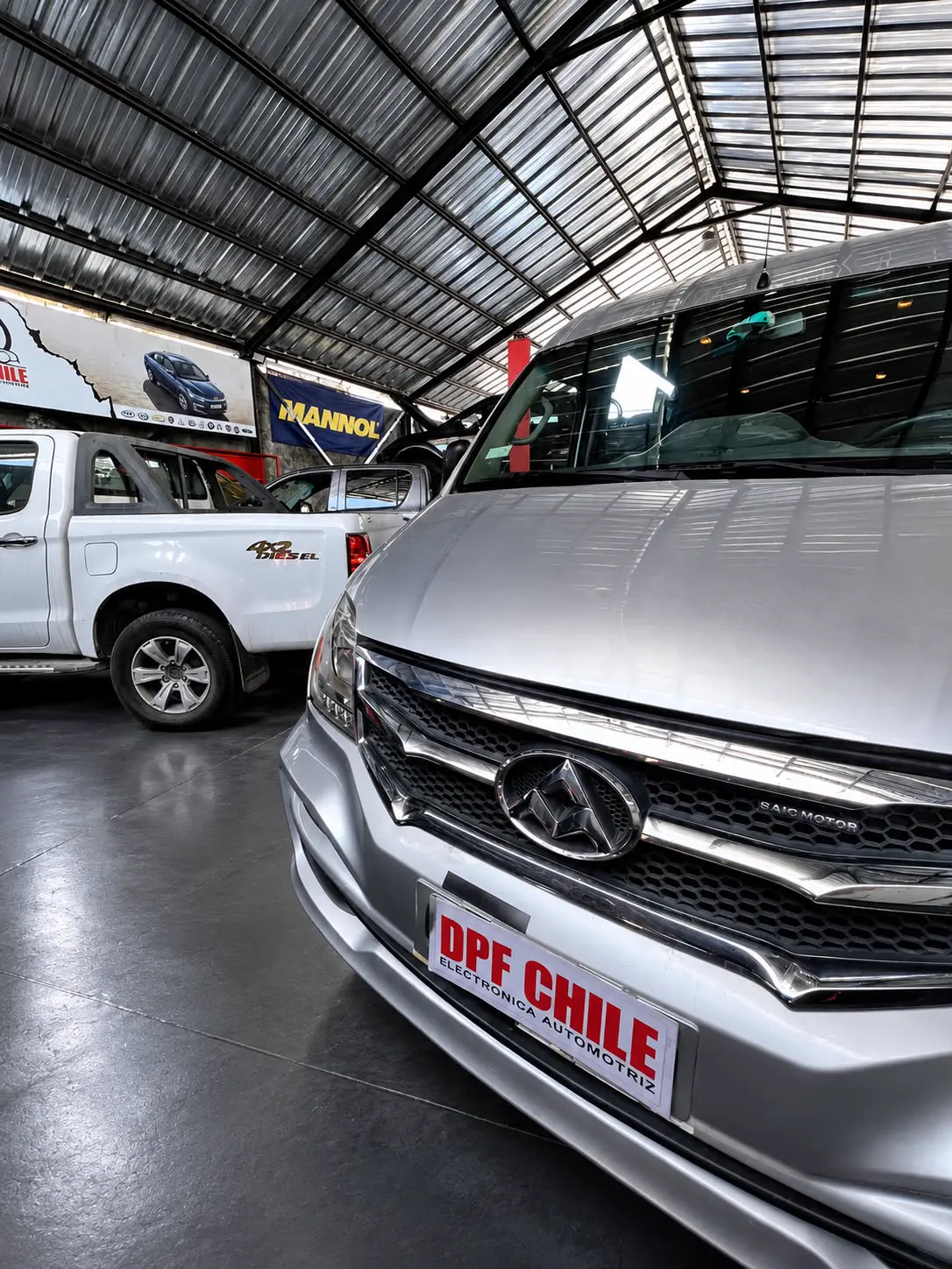 Camioneta Maxus T60 en inspección de parámetros de contrapresión y nivel de hollín.