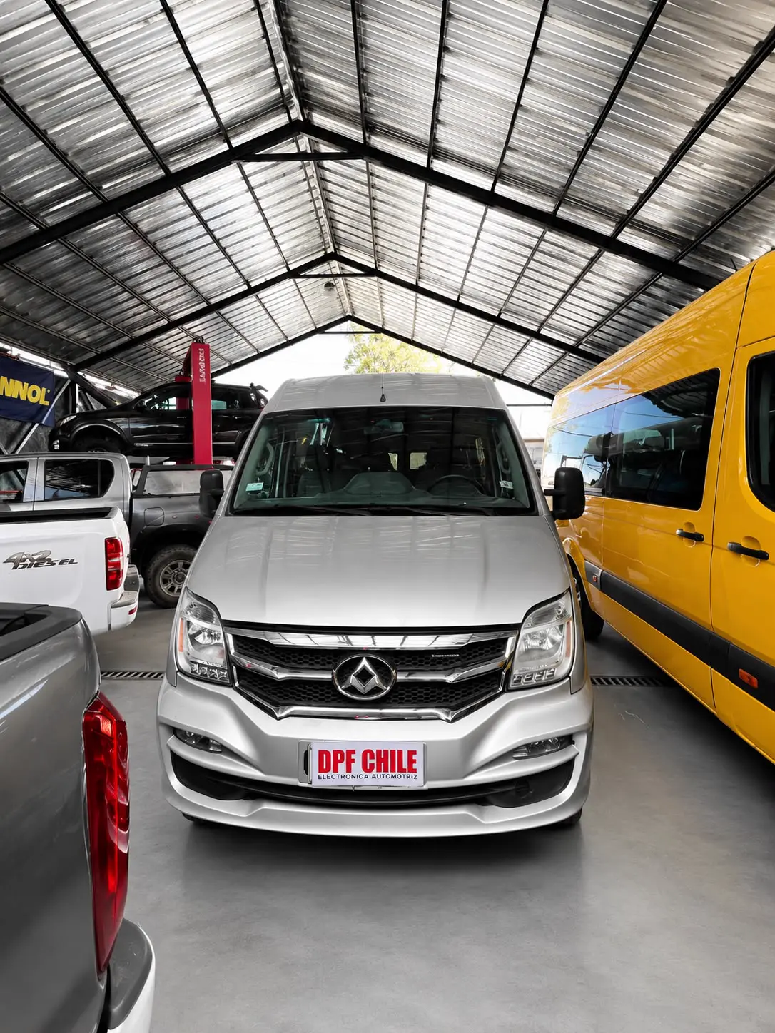 Furgón comercial de transporte de carga y pasajeros Maxus V80 en taller.