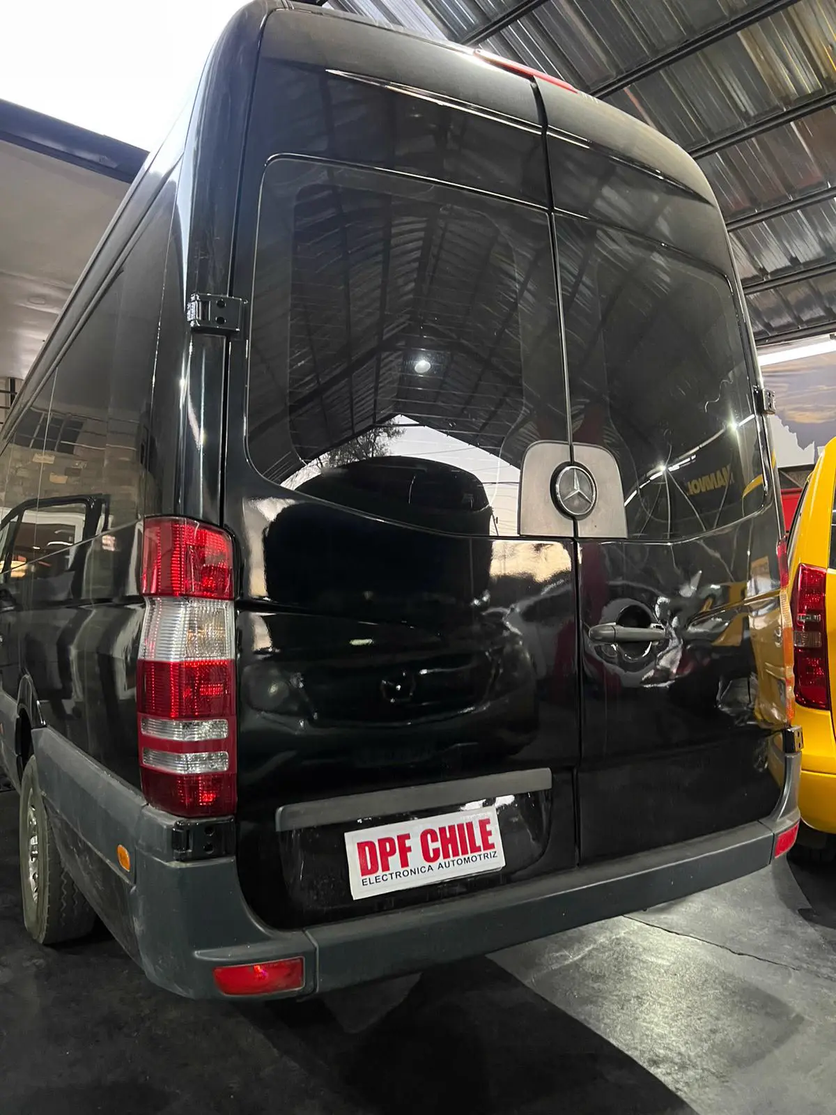 Furgón Mercedes-Benz Sprinter diésel de alta exigencia para servicios de transporte.
