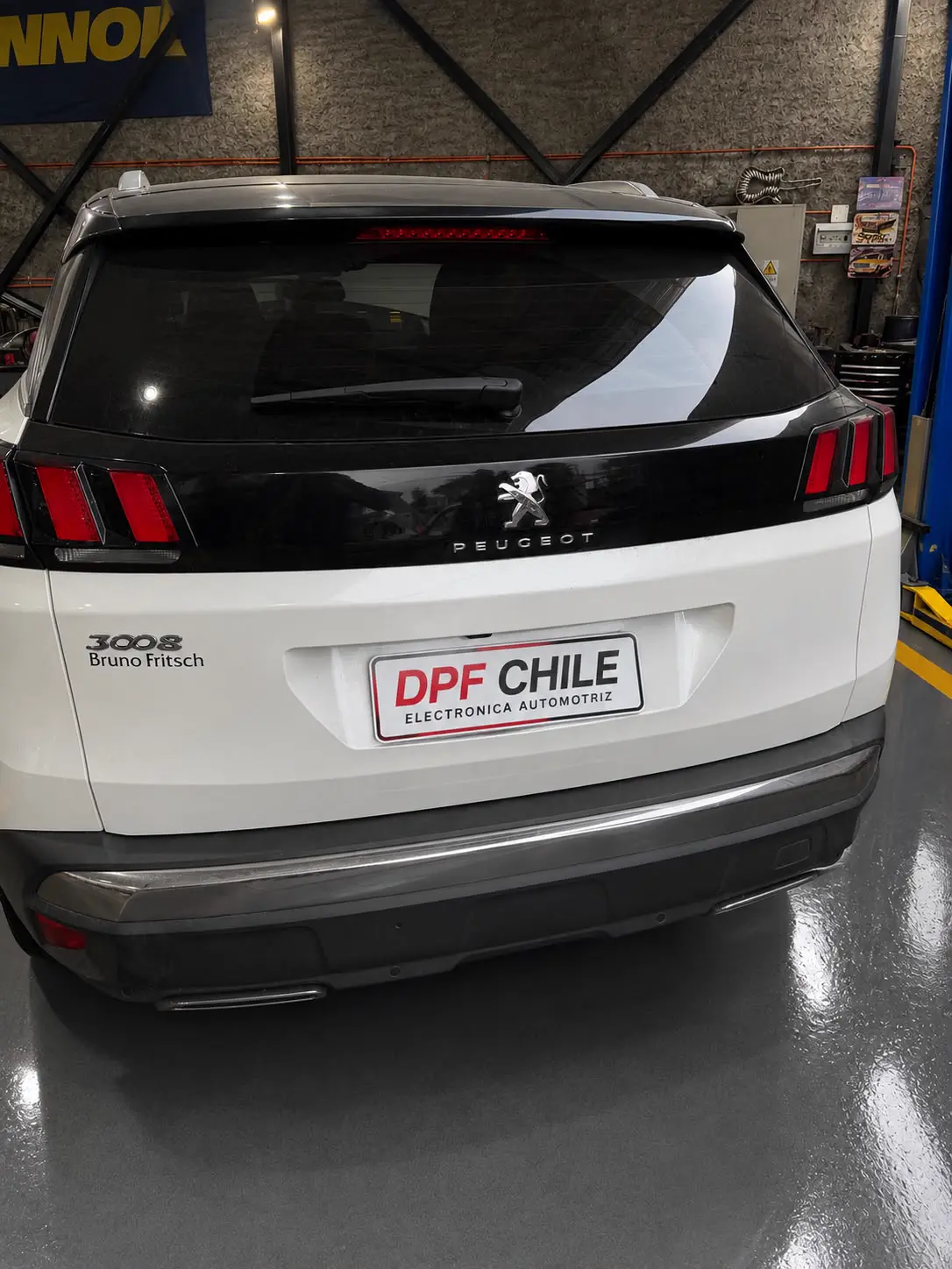 Camioneta Nissan Navara en bahía con señalética retroiluminada de DPF CHILE.