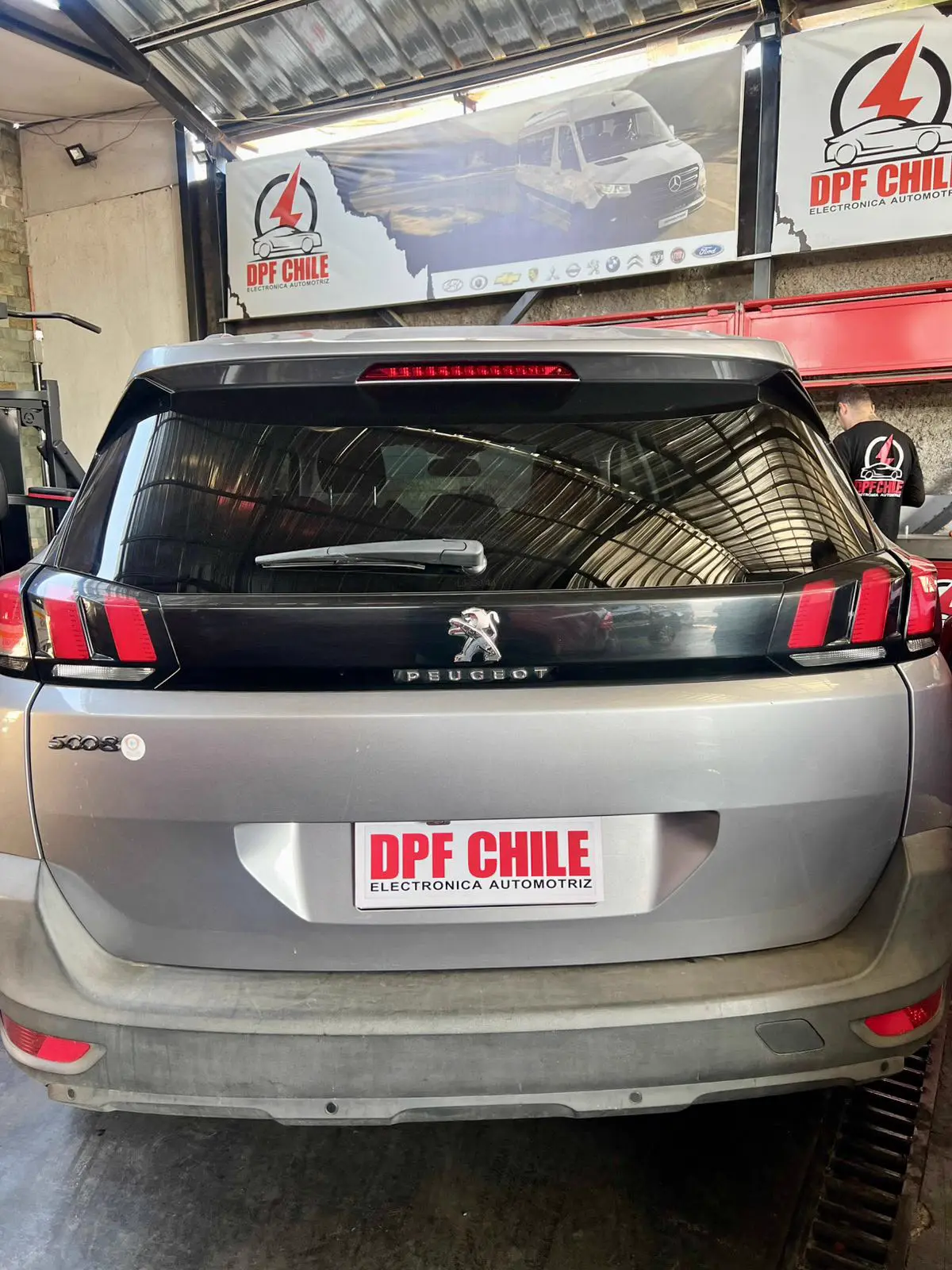 SUV diésel moderna Peugeot 3008 GT Line en procedimiento de inyección de urea y sensores NOx.
